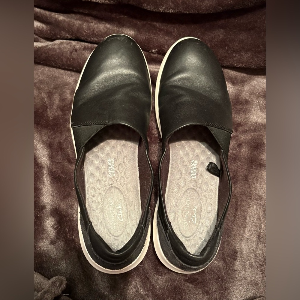 Collection by Clarks Women's Black and White Cushion Feel Shoe